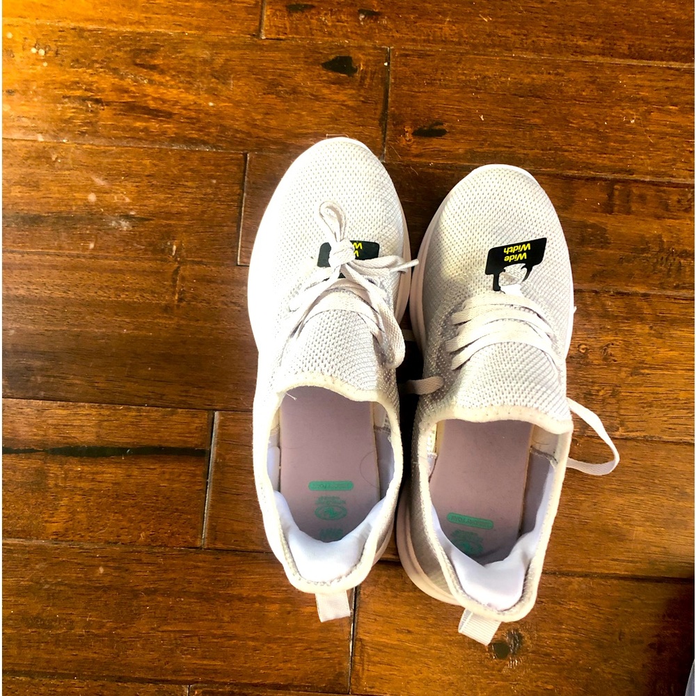 Lovely bright comfy sneakers, new never worn size9.5 wide